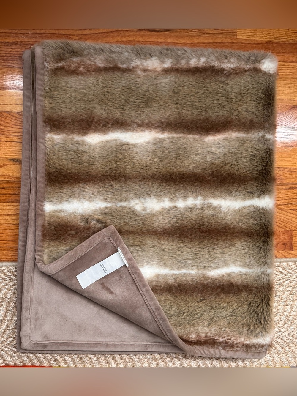Pottery barn faux fur and microsuede throw, like new, 50x60